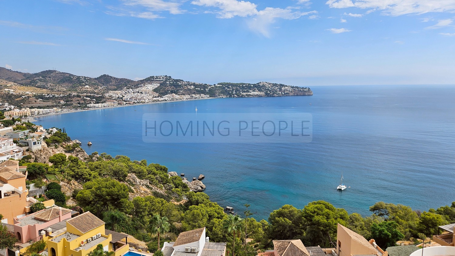 Casa semiadosada con varias terrazas y magníficas vistas a la bahía