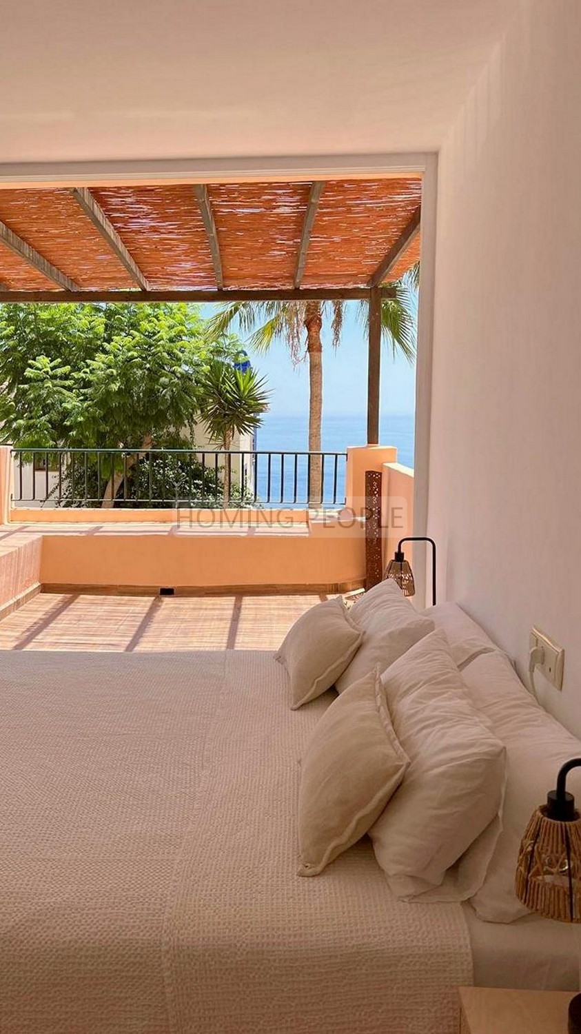 Spacious, freshly decorated home with all fittings and a guest room