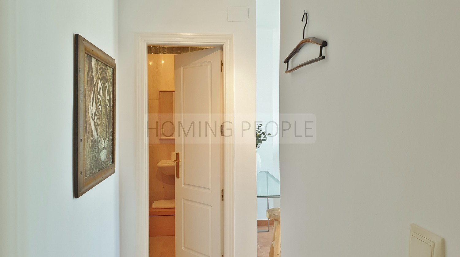 Spacious, freshly decorated home with all fittings and a guest room