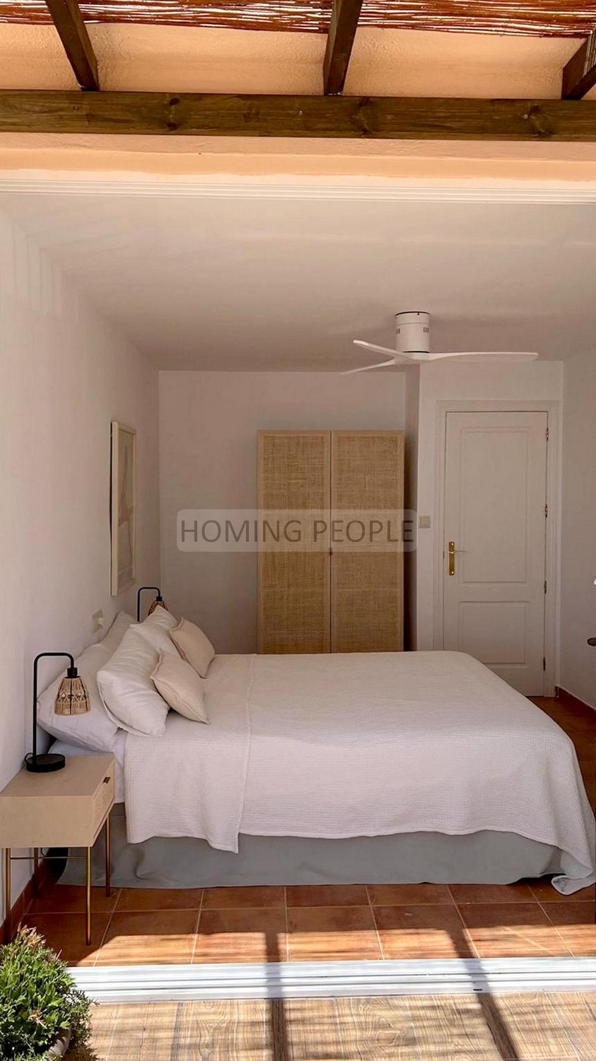 Spacious, freshly decorated home with all fittings and a guest room