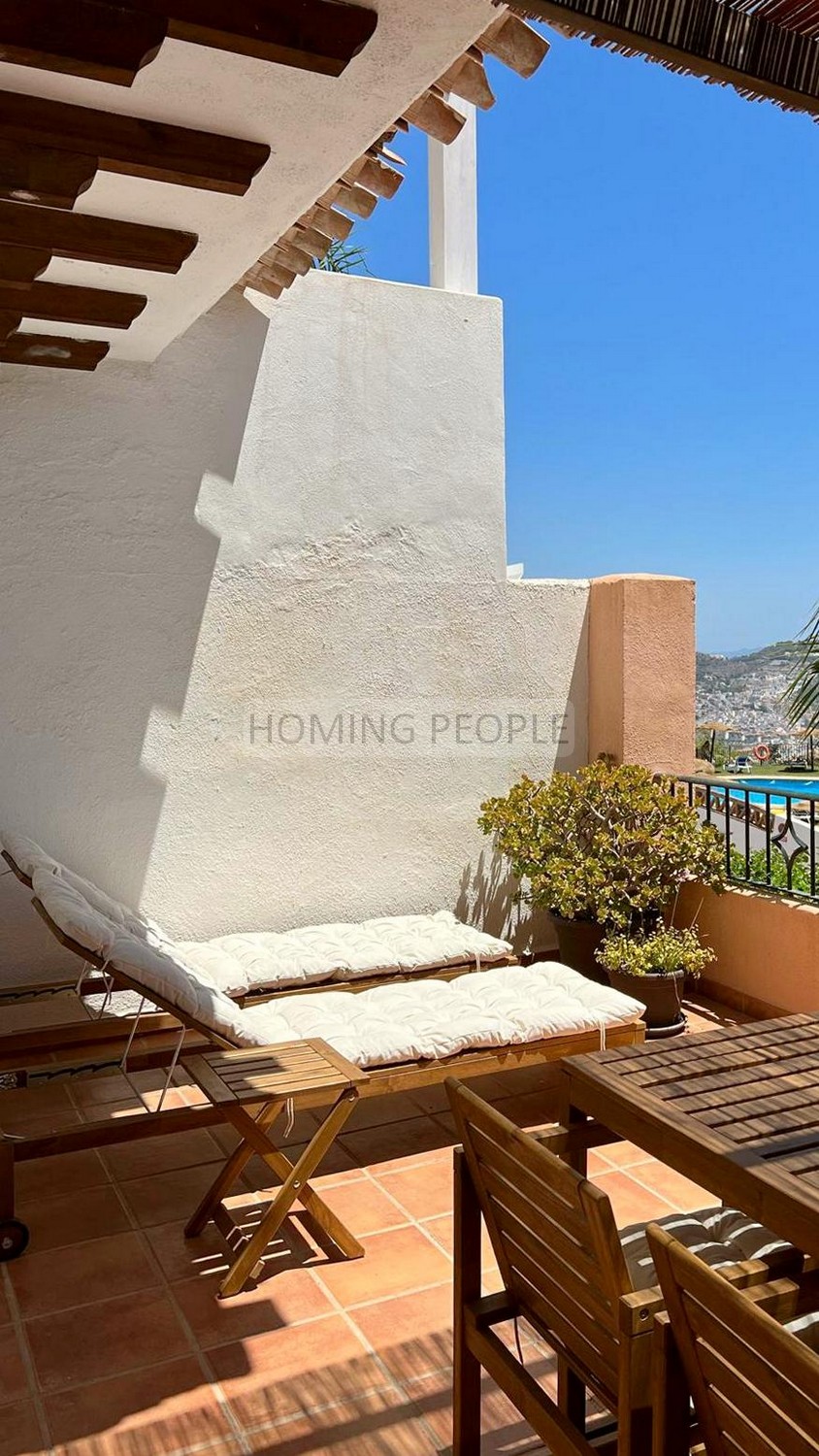 Spacious, freshly decorated home with all fittings and a guest room