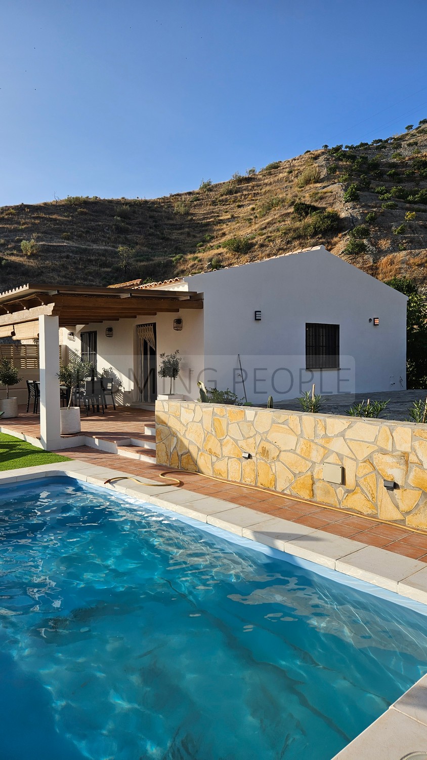 Full-of-charm, newly renovated country house in an area close to the village and the beach