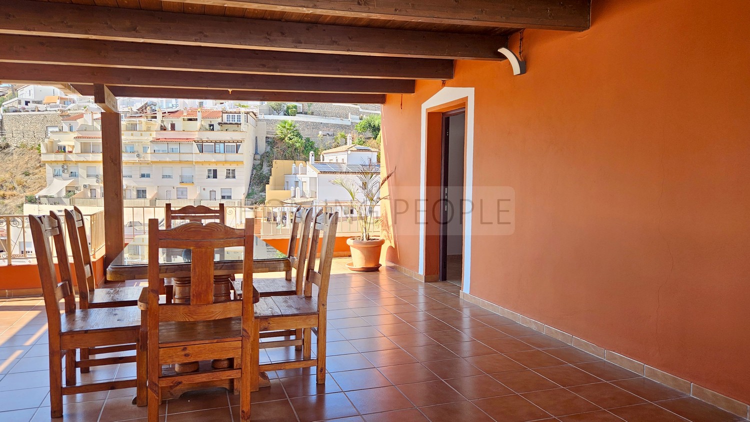 Chalet con piscina y apartamento de invitados, vistas al mar y cerca del centro