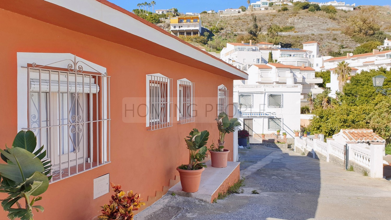 Chalet con piscina y apartamento de invitados, vistas al mar y cerca del centro