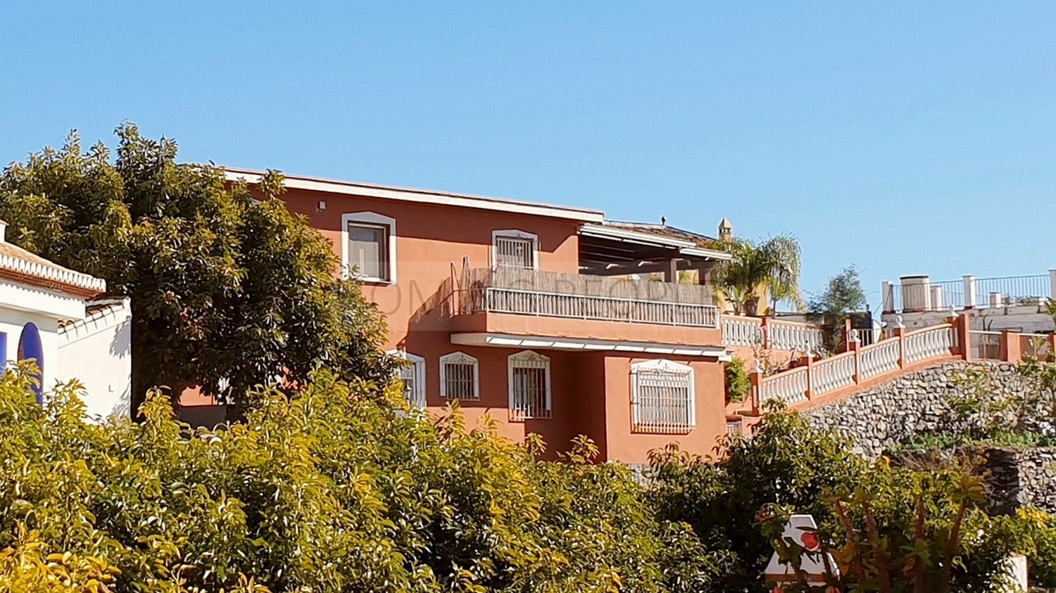 Chalet con piscina y apartamento de invitados, vistas al mar y cerca del centro