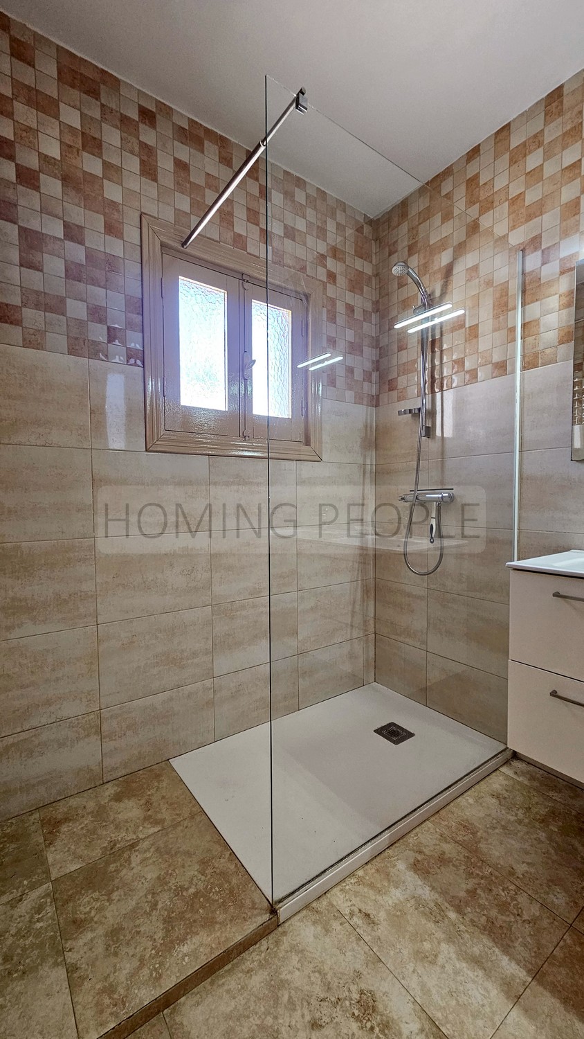 Chalet con piscina y apartamento de invitados, vistas al mar y cerca del centro