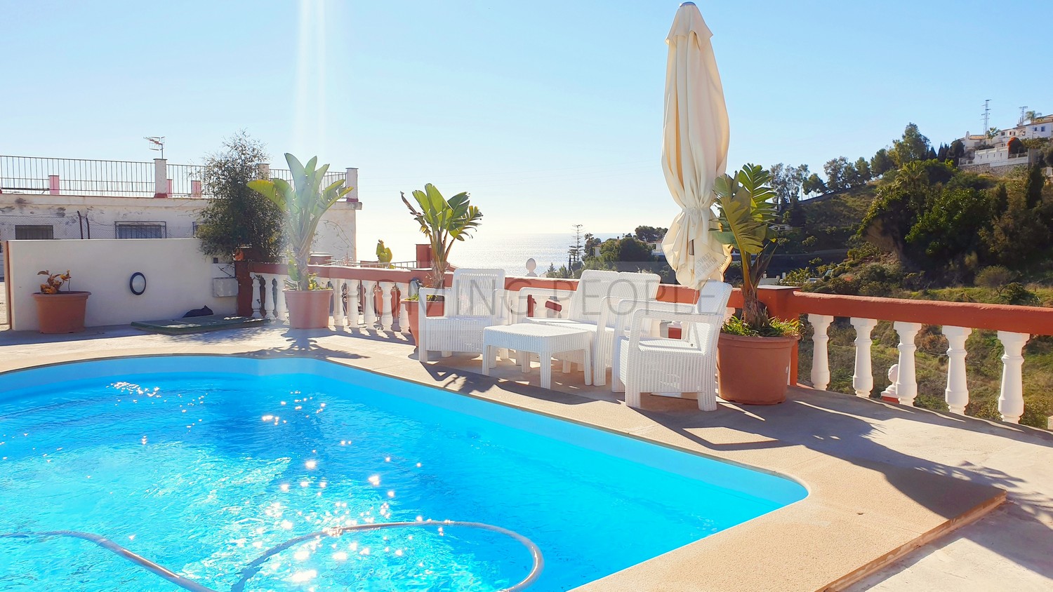 Chalet con piscina y apartamento de invitados, vistas al mar y cerca del centro