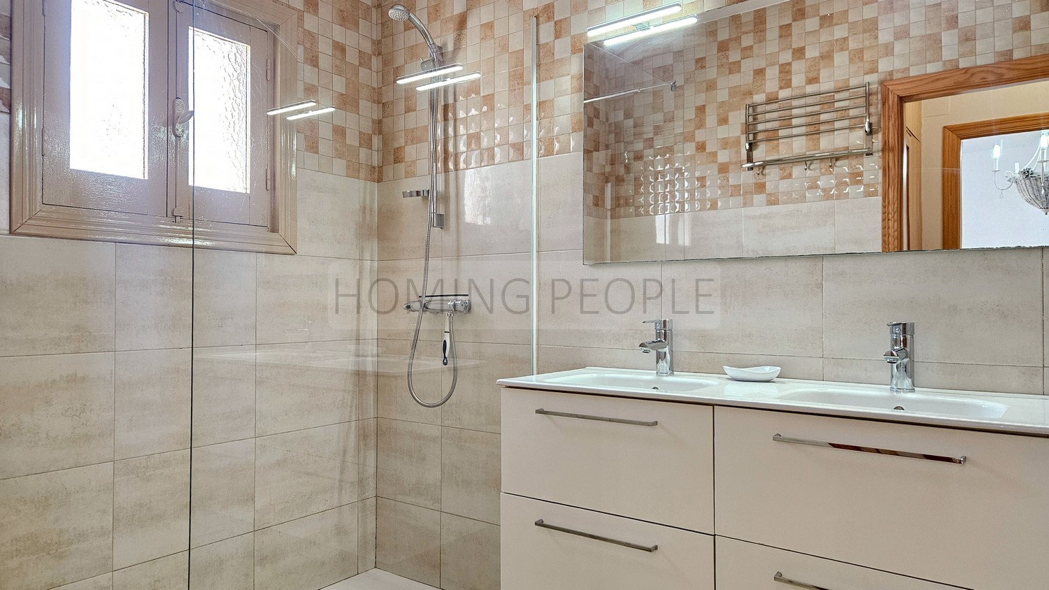 Chalet con piscina y apartamento de invitados, vistas al mar y cerca del centro