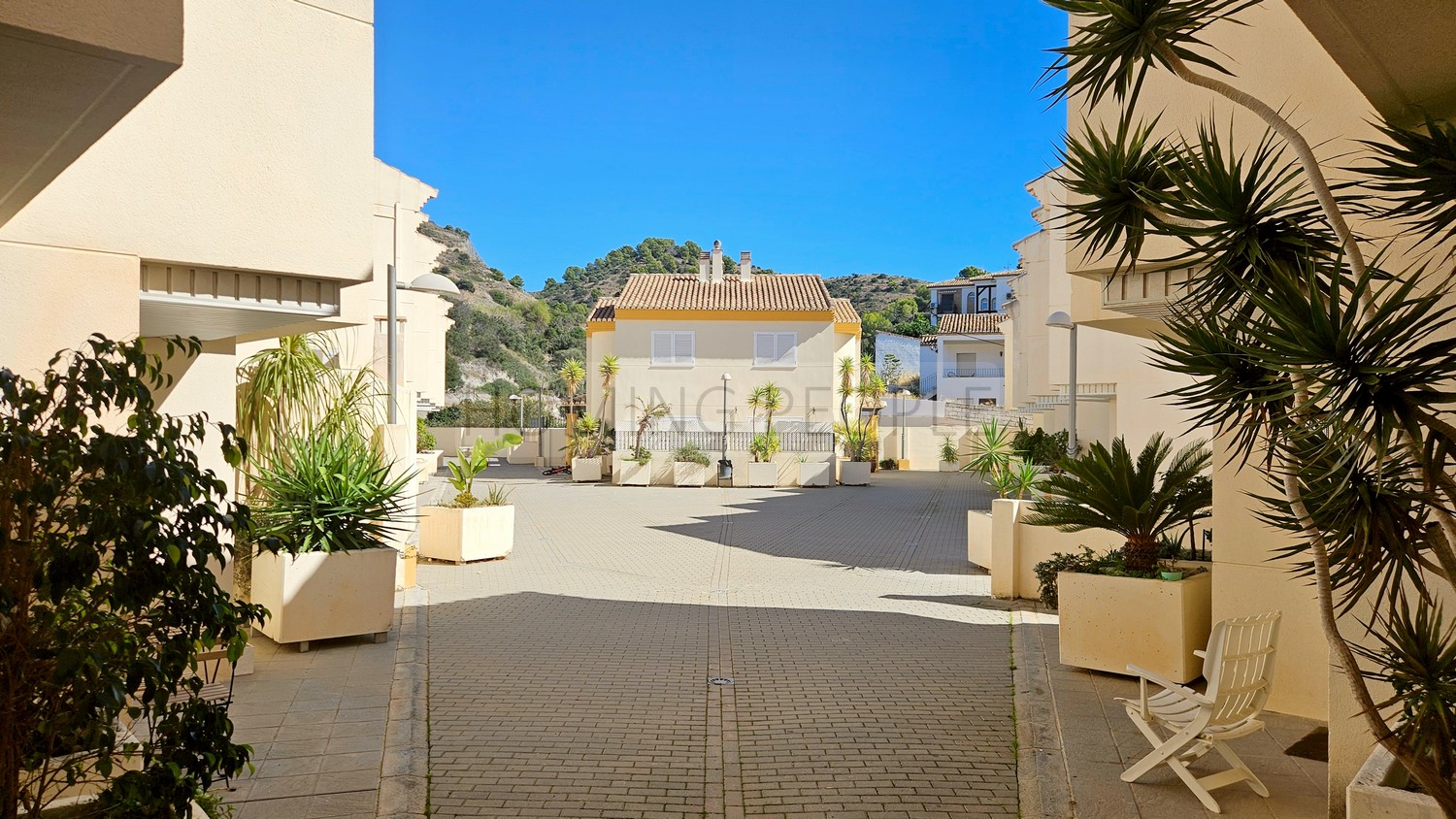 Spacieuse maison de ville avec terrasse, vues et grand garage privé