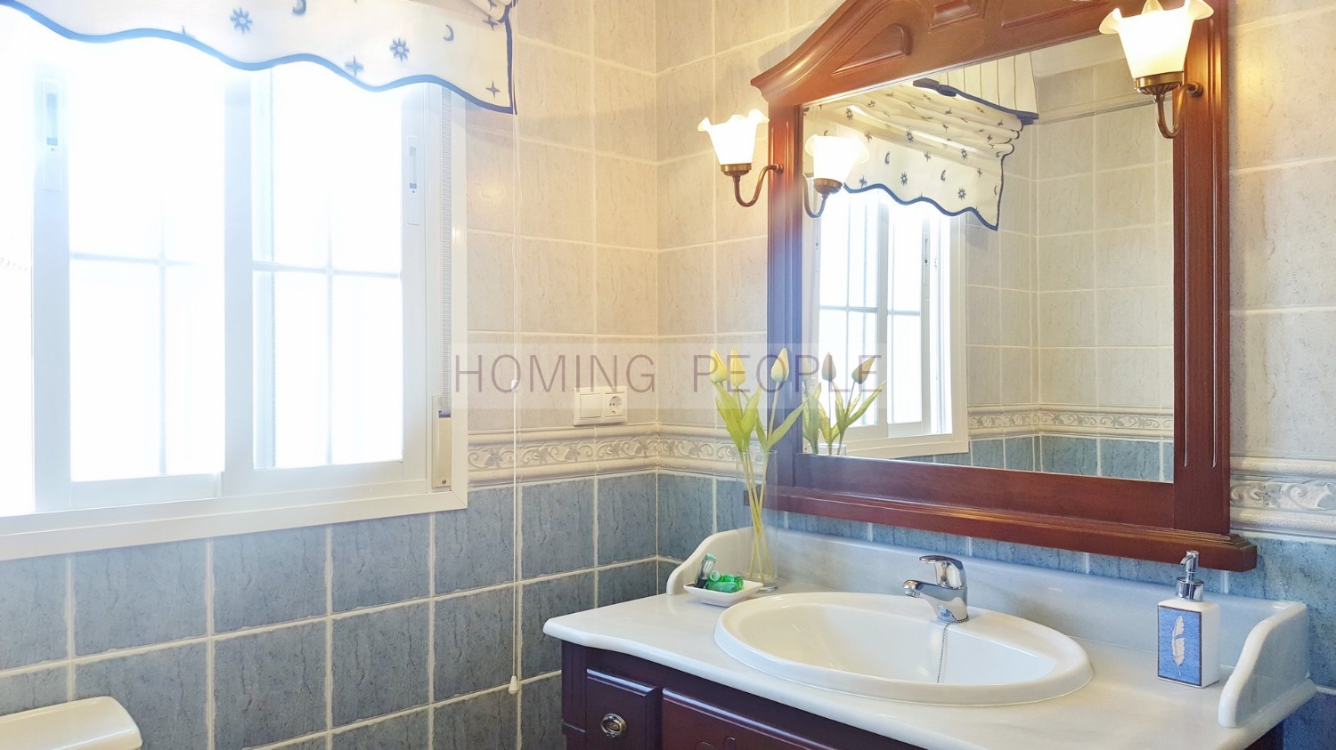 Chalet con piscina en el pueblo y a distancia a pie de la playa