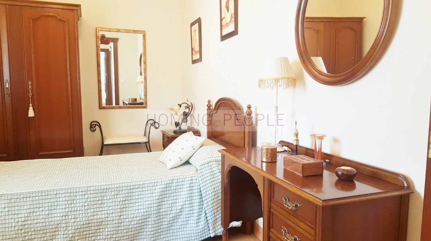 Chalet con piscina en el pueblo y a distancia a pie de la playa