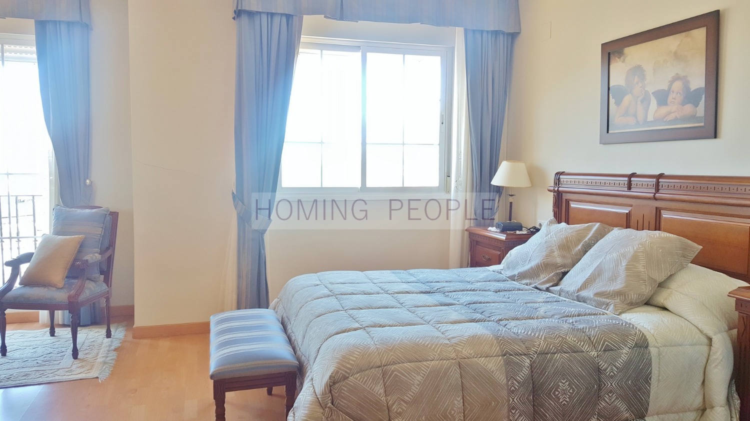 Chalet con piscina en el pueblo y a distancia a pie de la playa