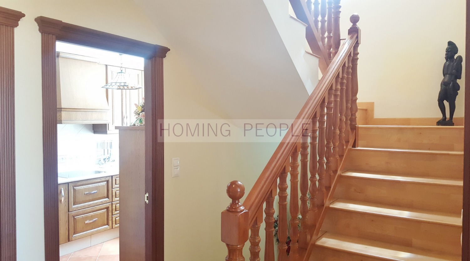 Chalet con piscina en el pueblo y a distancia a pie de la playa