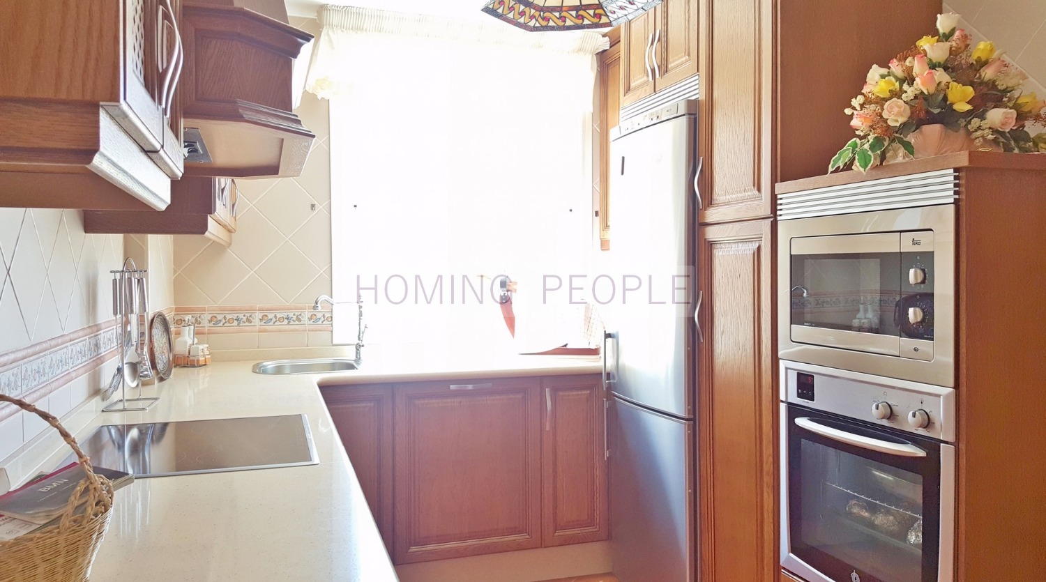 Chalet con piscina en el pueblo y a distancia a pie de la playa