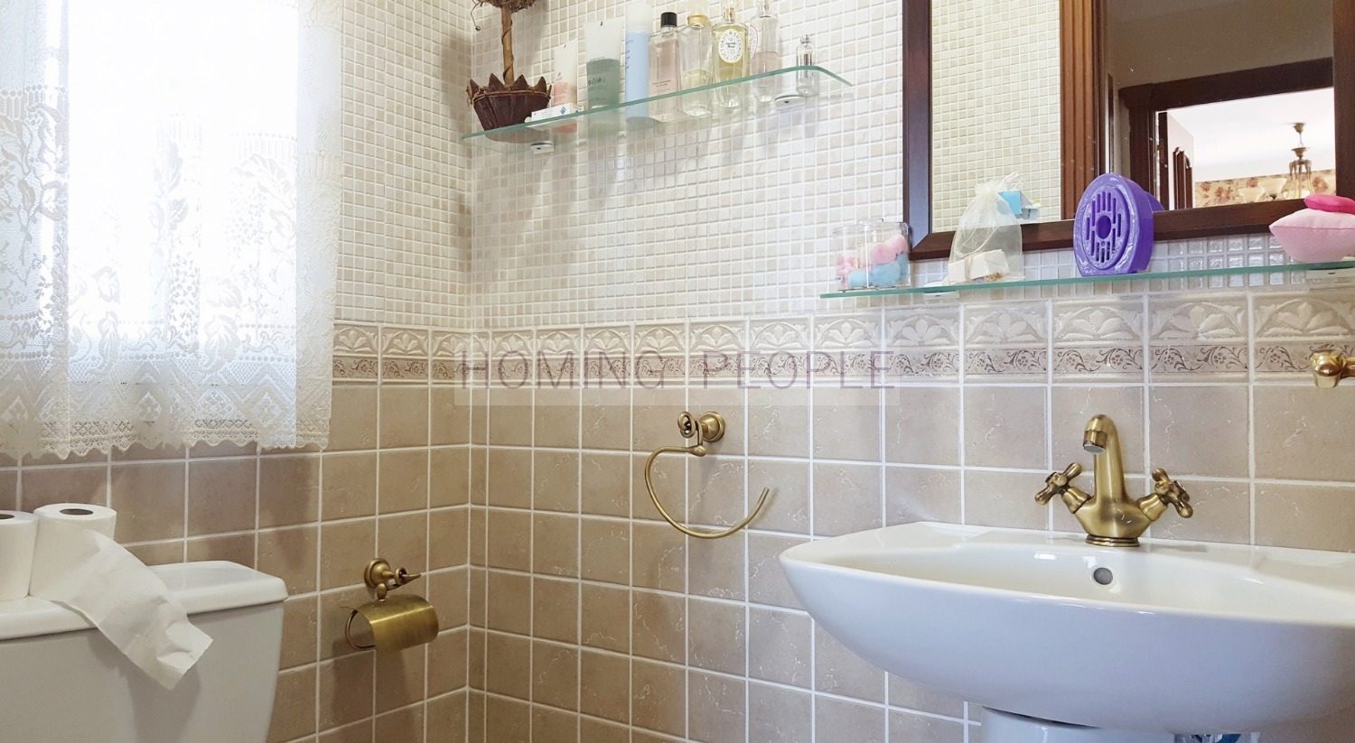 Chalet con piscina en el pueblo y a distancia a pie de la playa