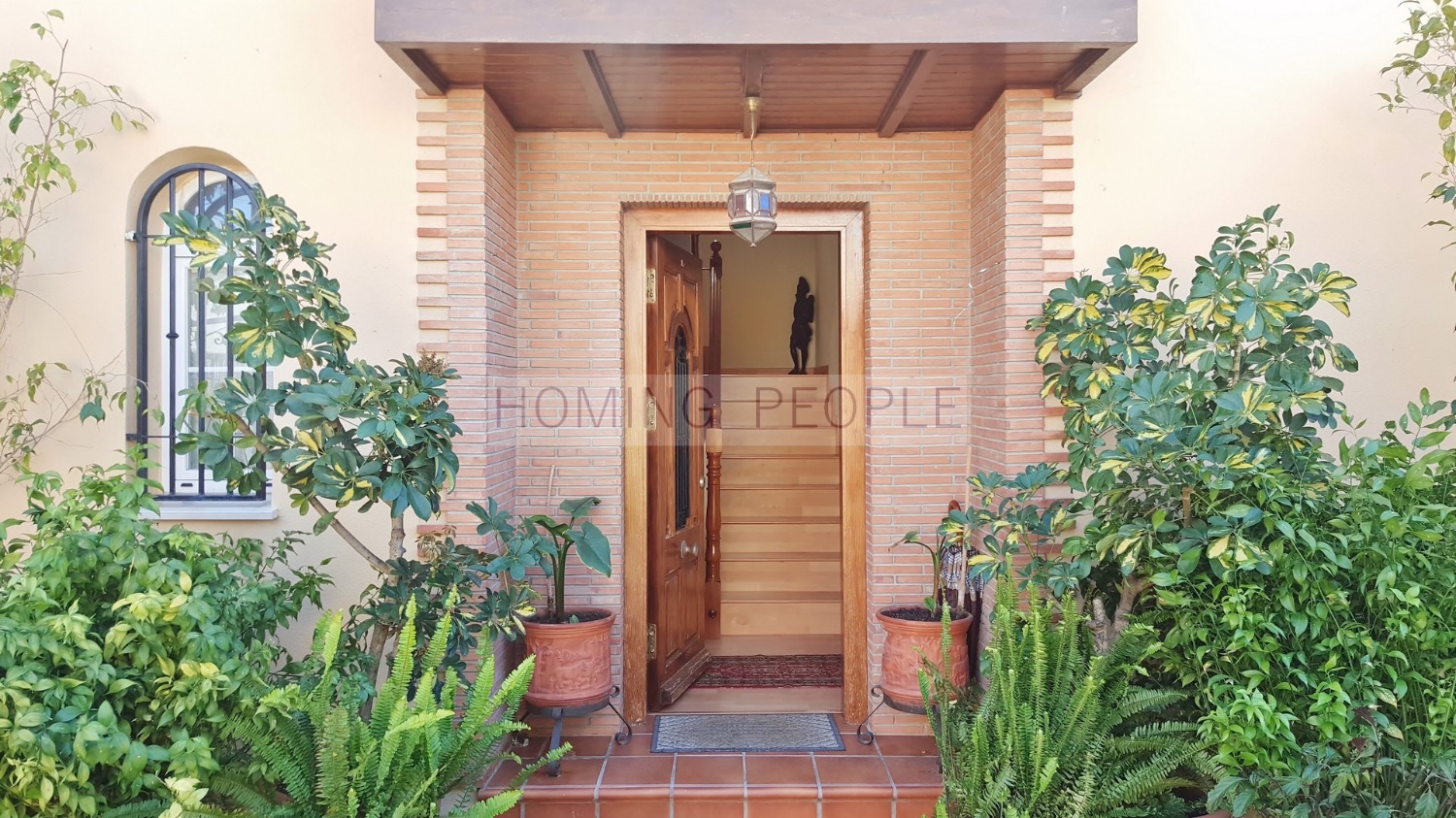 Chalet con piscina en el pueblo y a distancia a pie de la playa