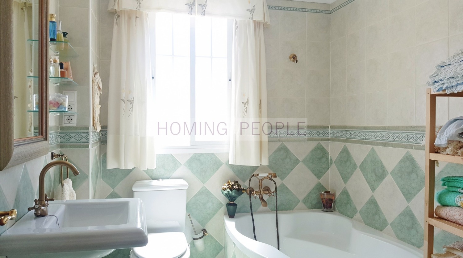 Chalet con piscina en el pueblo y a distancia a pie de la playa