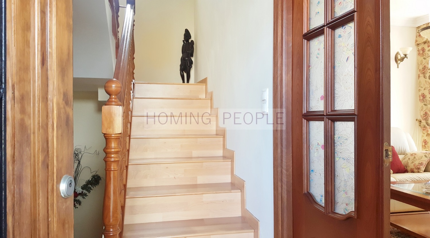 Chalet con piscina en el pueblo y a distancia a pie de la playa