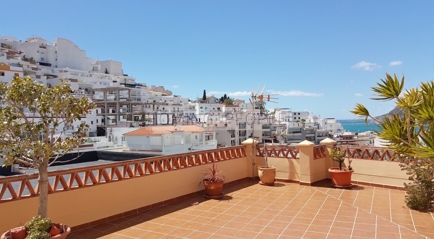 Chalet con piscina en el pueblo y a distancia a pie de la playa
