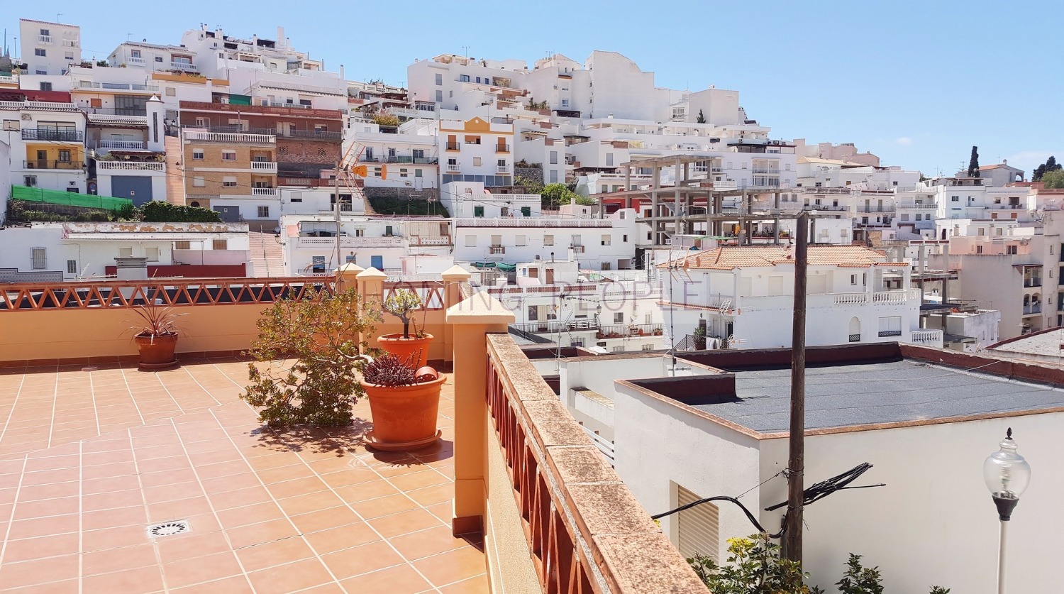 Chalet con piscina en el pueblo y a distancia a pie de la playa