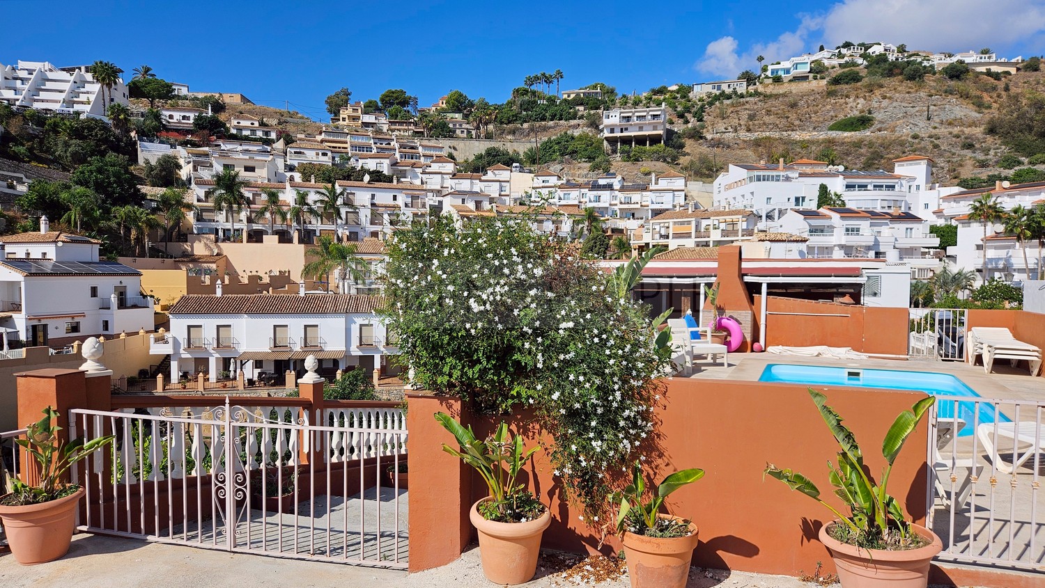 Chalet con apartamento de invitados: Piscina, vistas al mar y cerca del centro