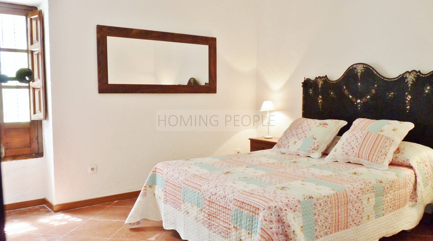 A genuine property: Charming, andalucian house with great garden and pool... yet walking distance to town !