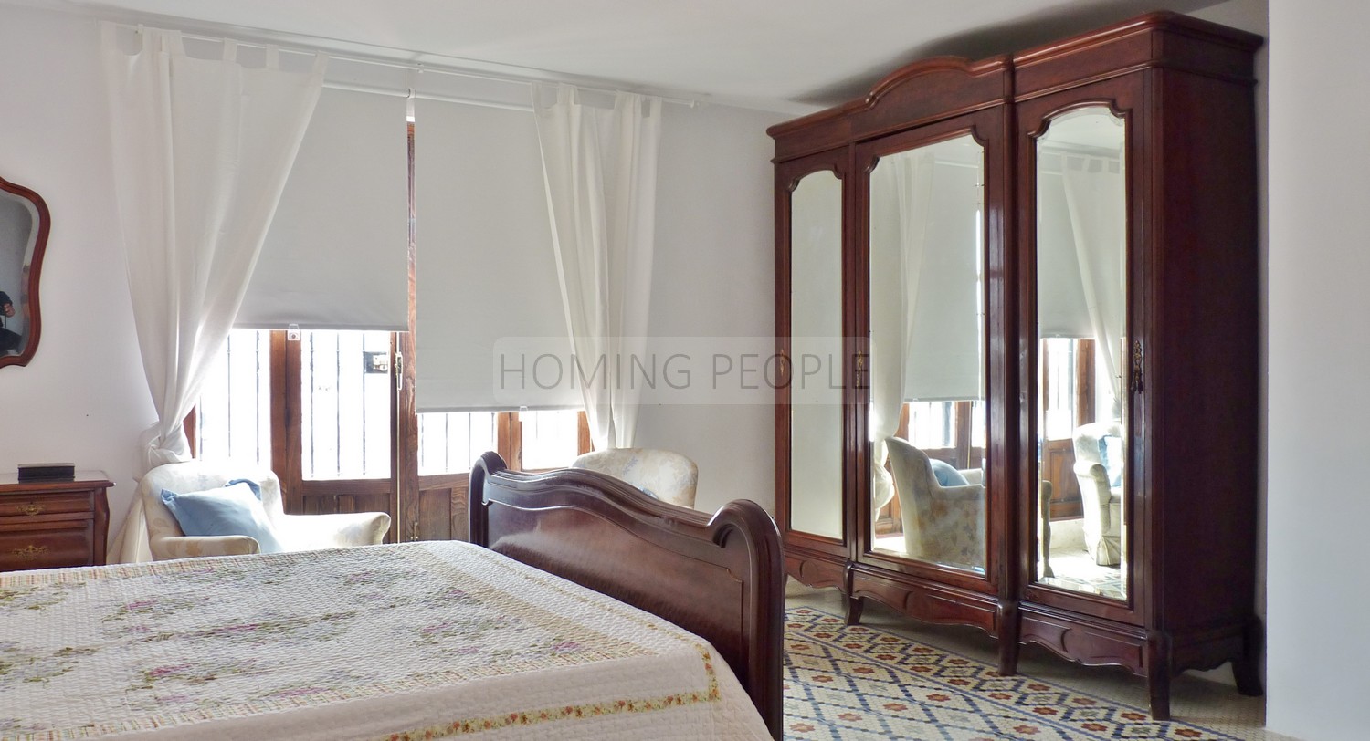 A genuine property: Charming, andalucian house with great garden and pool... yet walking distance to town !