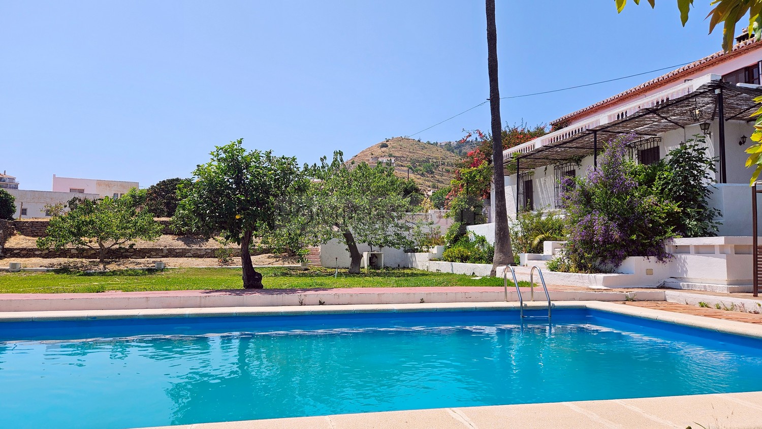 A genuine property: Charming, andalucian house with great garden and pool... yet walking distance to town !