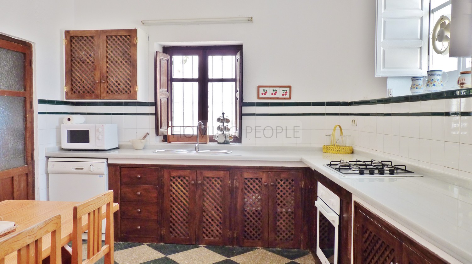 A genuine property: Charming, andalucian house with great garden and pool... yet walking distance to town !