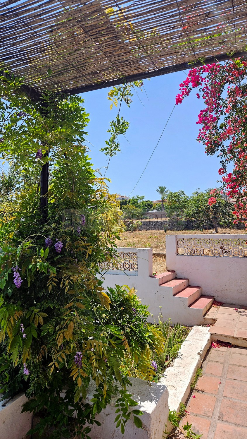 A genuine property: Charming, andalucian house with great garden and pool... yet walking distance to town !