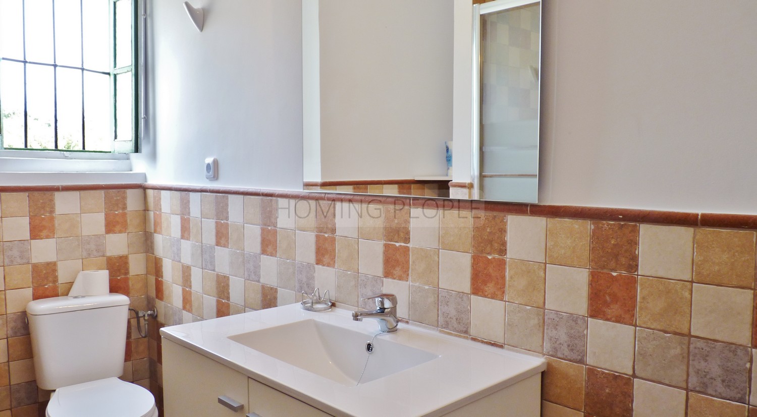 A genuine property: Charming, andalucian house with great garden and pool... yet walking distance to town !