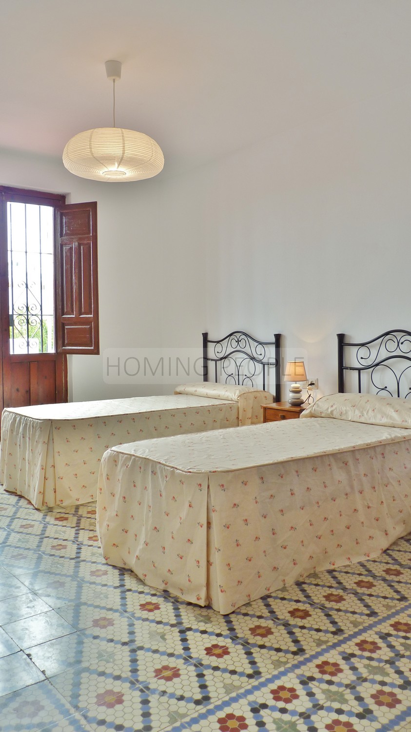 A genuine property: Charming, andalucian house with great garden and pool... yet walking distance to town !