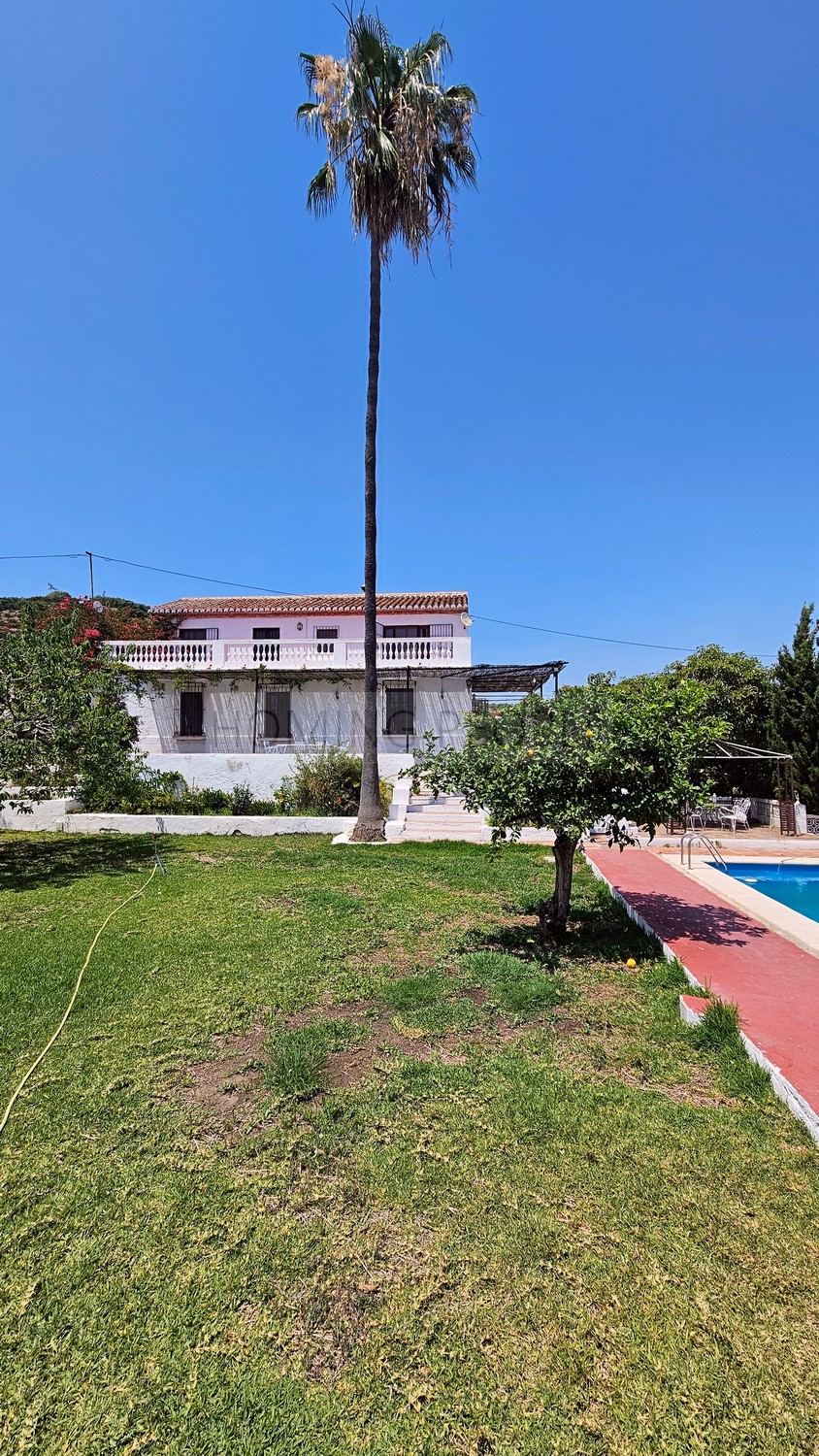 A genuine property: Charming, andalucian house with great garden and pool... yet walking distance to town !