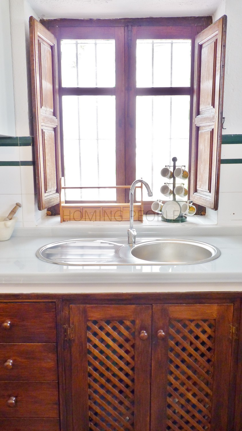 A genuine property: Charming, andalucian house with great garden and pool... yet walking distance to town !