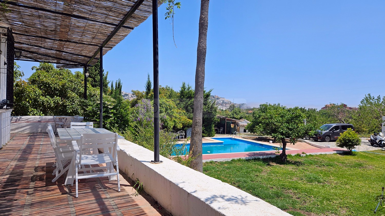 A genuine property: Charming, andalucian house with great garden and pool... yet walking distance to town !
