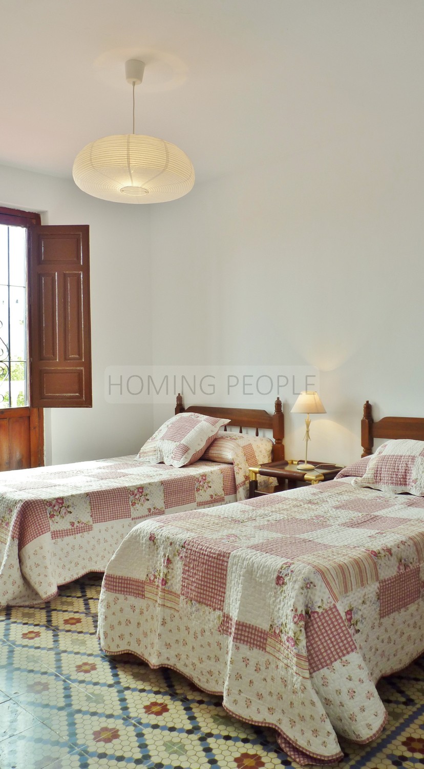 A genuine property: Charming, andalucian house with great garden and pool... yet walking distance to town !