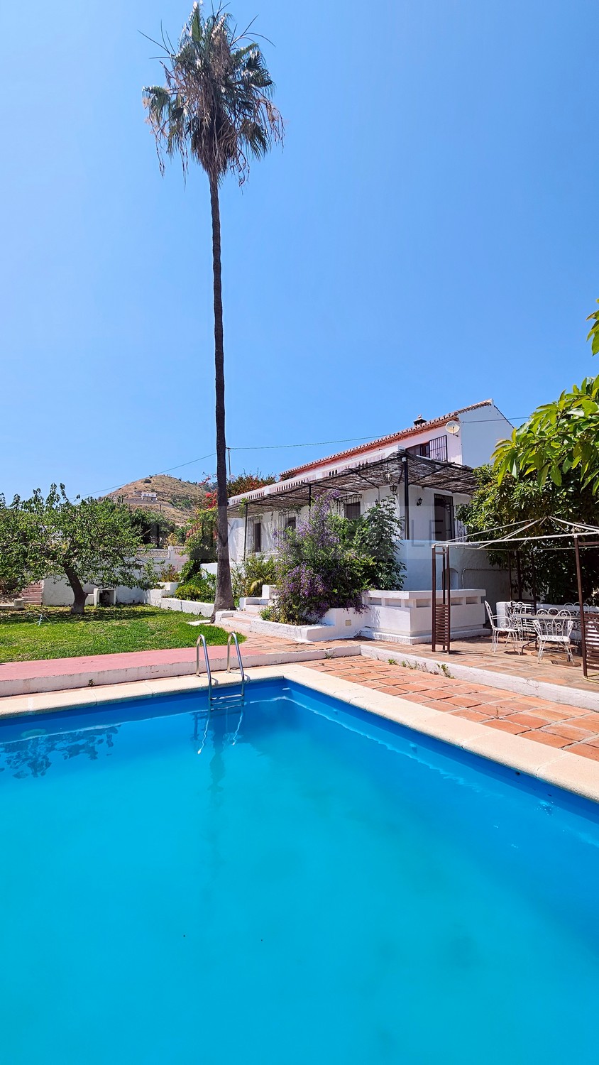 A genuine property: Charming, andalucian house with great garden and pool... yet walking distance to town !
