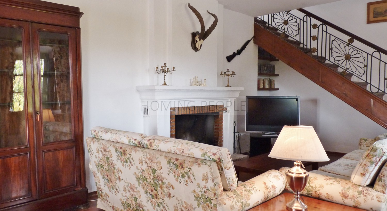 A genuine property: Charming, andalucian house with great garden and pool... yet walking distance to town !