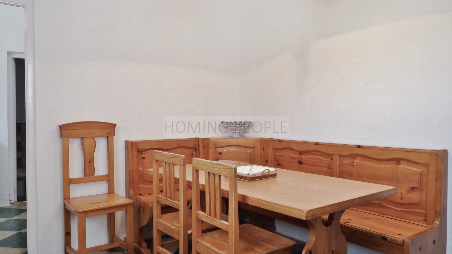 A genuine property: Charming, andalucian house with great garden and pool... yet walking distance to town !