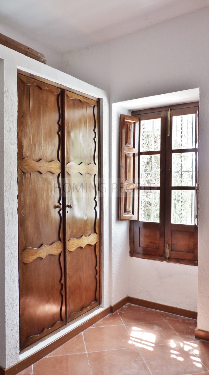 A genuine property: Charming, andalucian house with great garden and pool... yet walking distance to town !