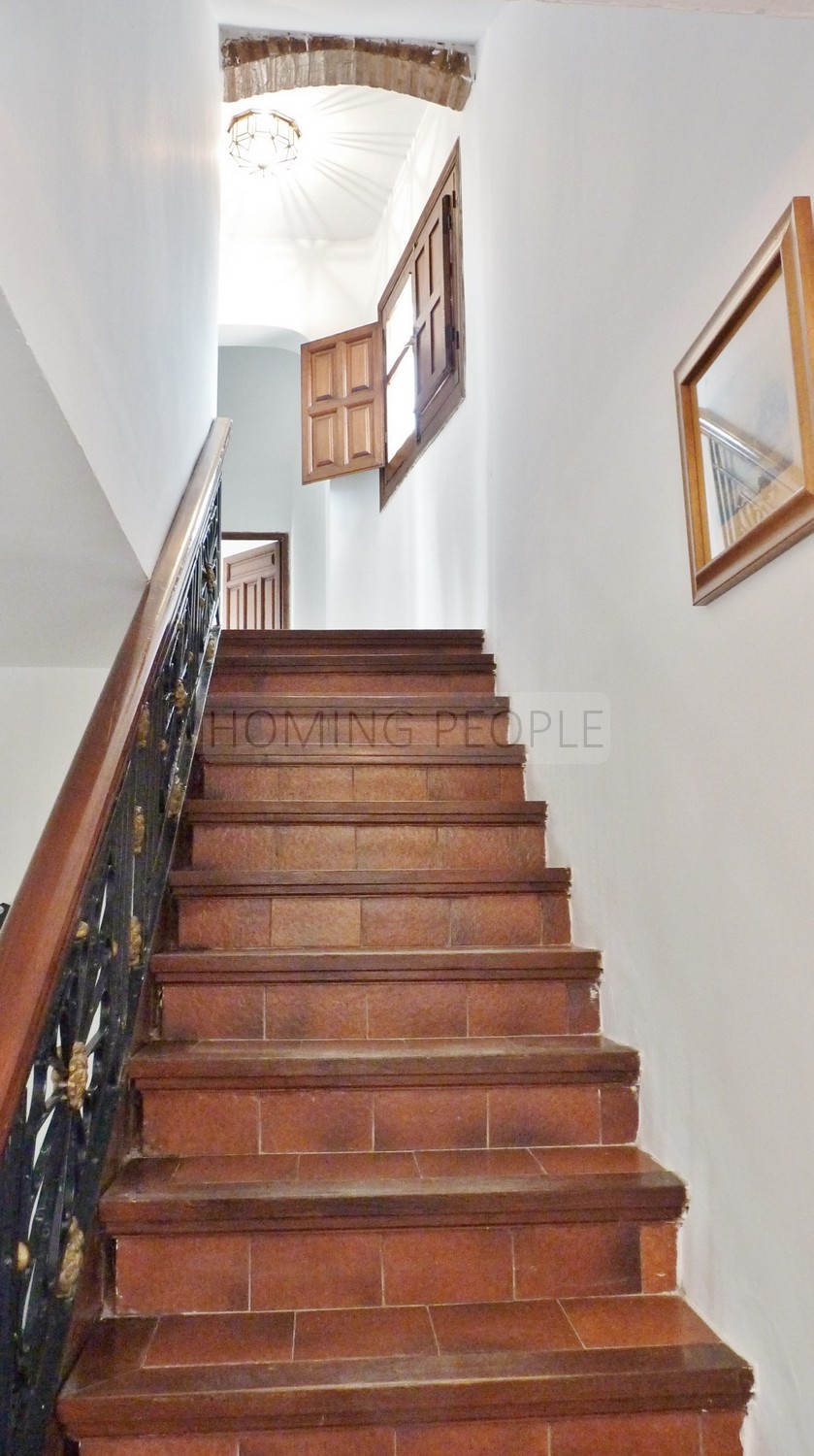 A genuine property: Charming, andalucian house with great garden and pool... yet walking distance to town !