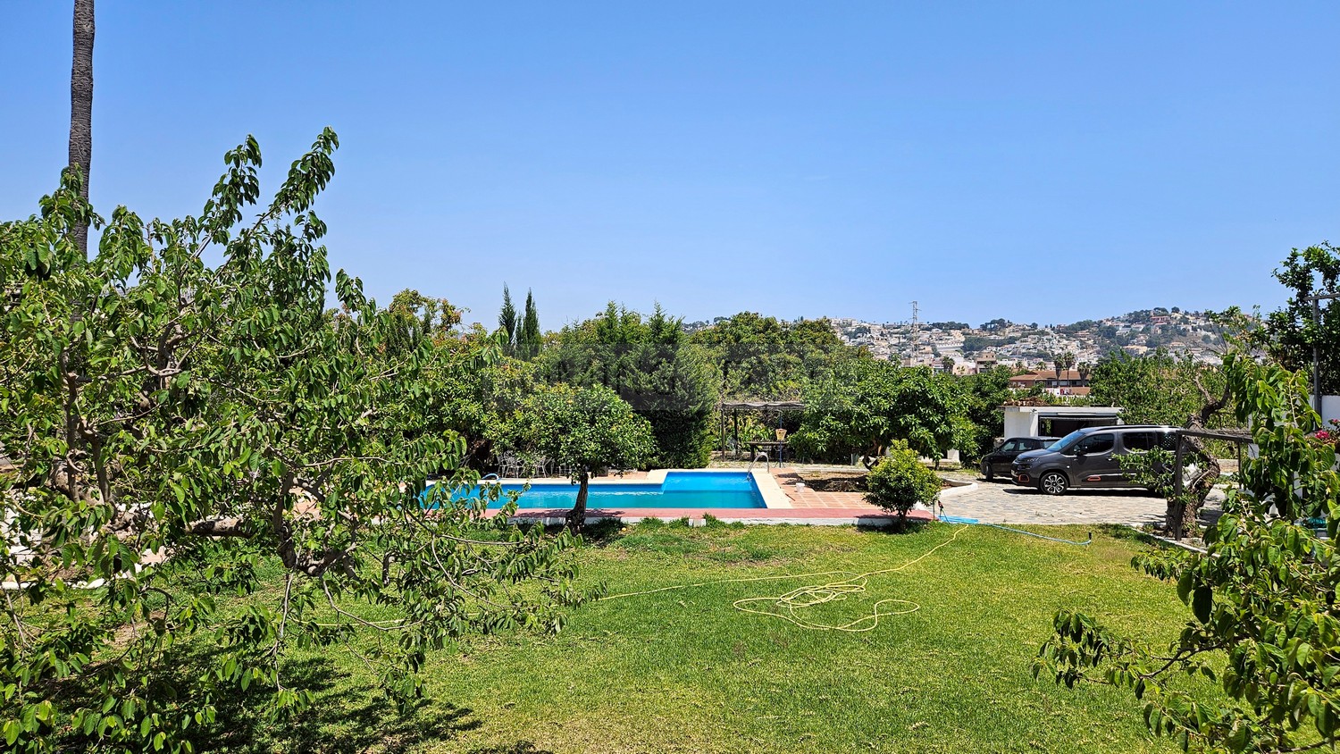 A genuine property: Charming, andalucian house with great garden and pool... yet walking distance to town !