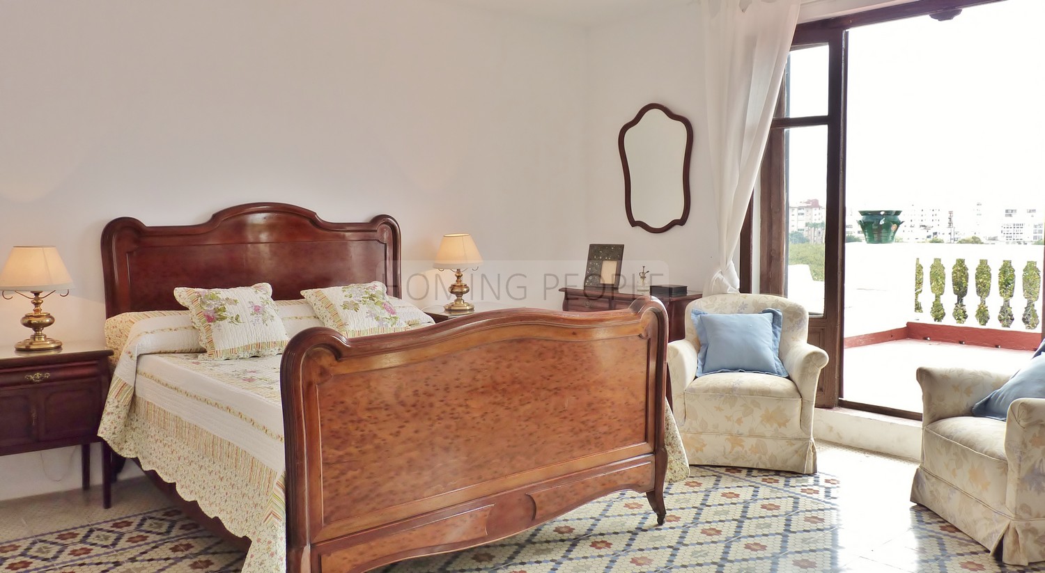 A genuine property: Charming, andalucian house with great garden and pool... yet walking distance to town !