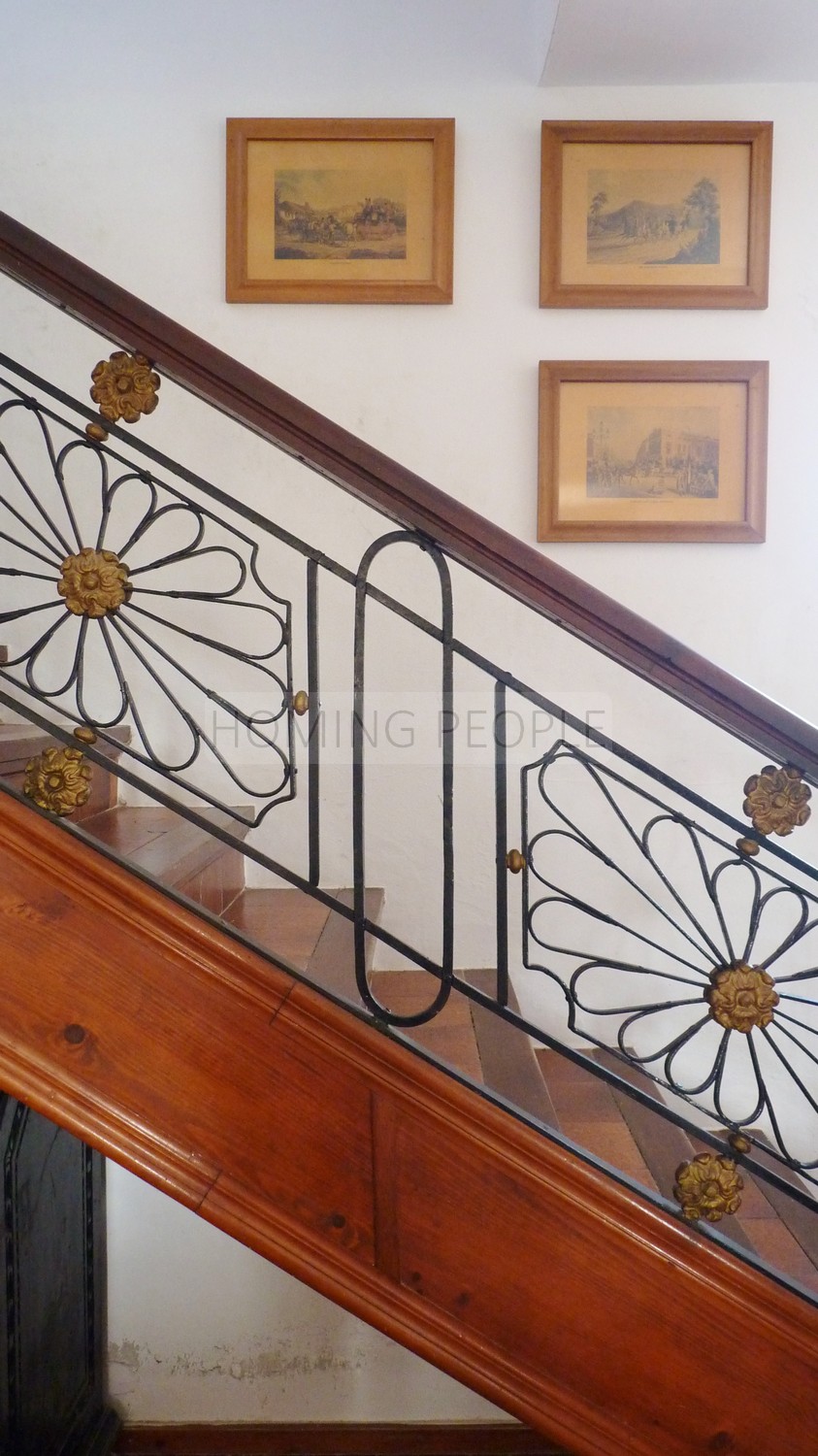 A genuine property: Charming, andalucian house with great garden and pool... yet walking distance to town !