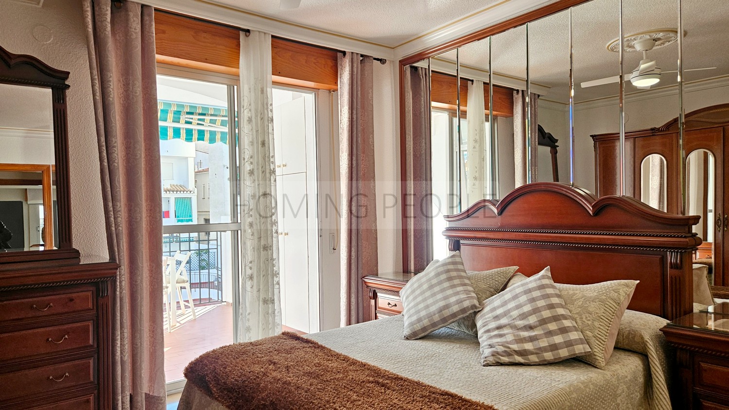 Central flat: Opposite the municipal market, with terrace and communal swimming pool