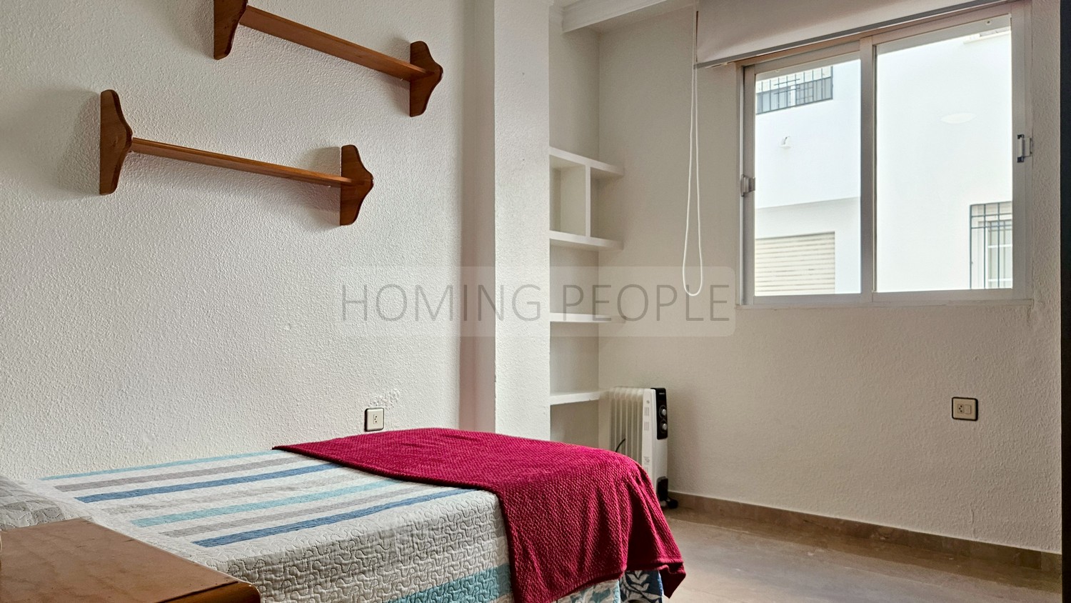 Central flat: Opposite the municipal market, with terrace and communal swimming pool