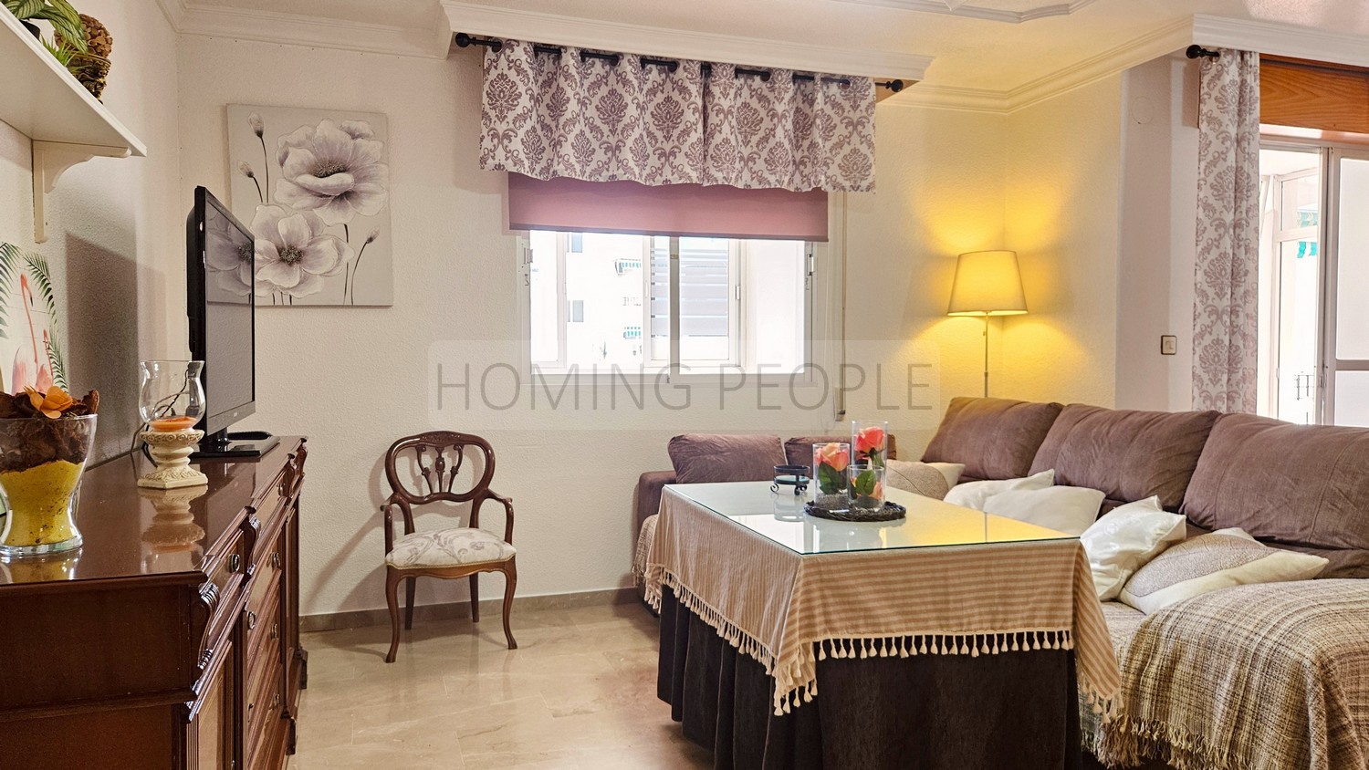 Central flat: Opposite the municipal market, with terrace and communal swimming pool