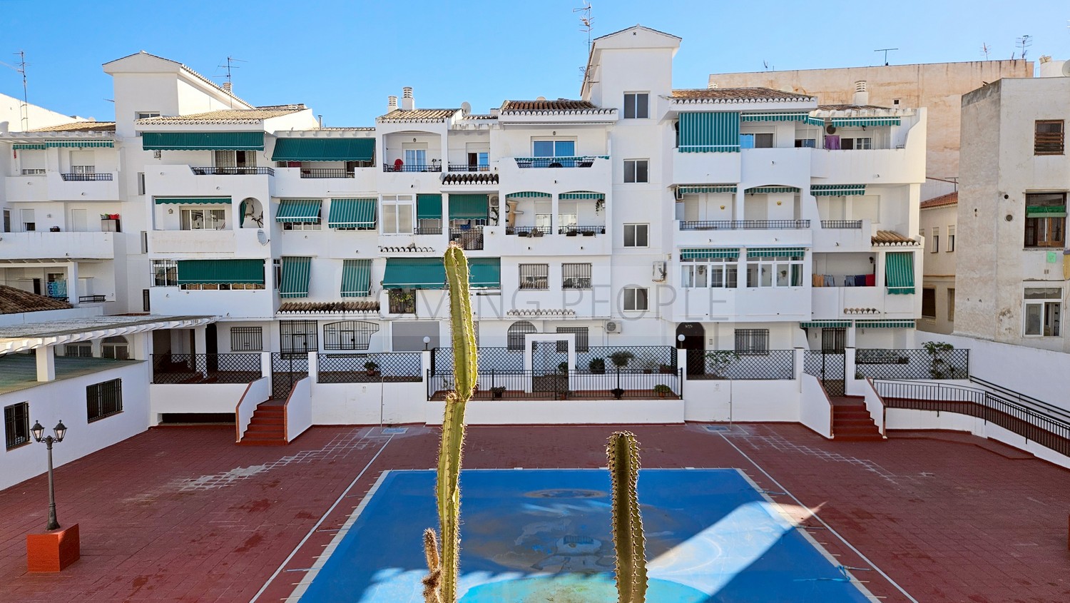 Central flat: Opposite the municipal market, with terrace and communal swimming pool