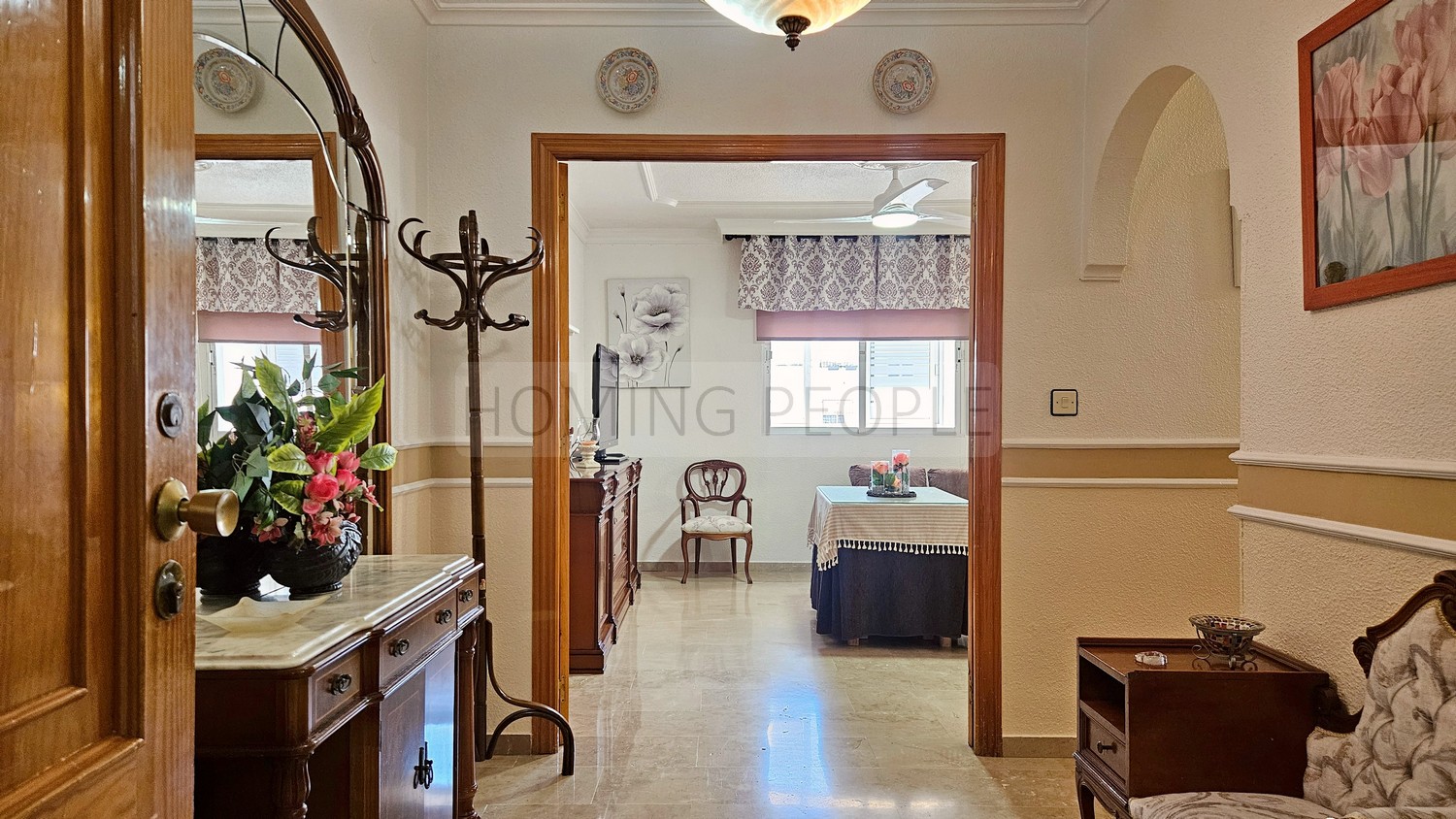 Central flat: Opposite the municipal market, with terrace and communal swimming pool