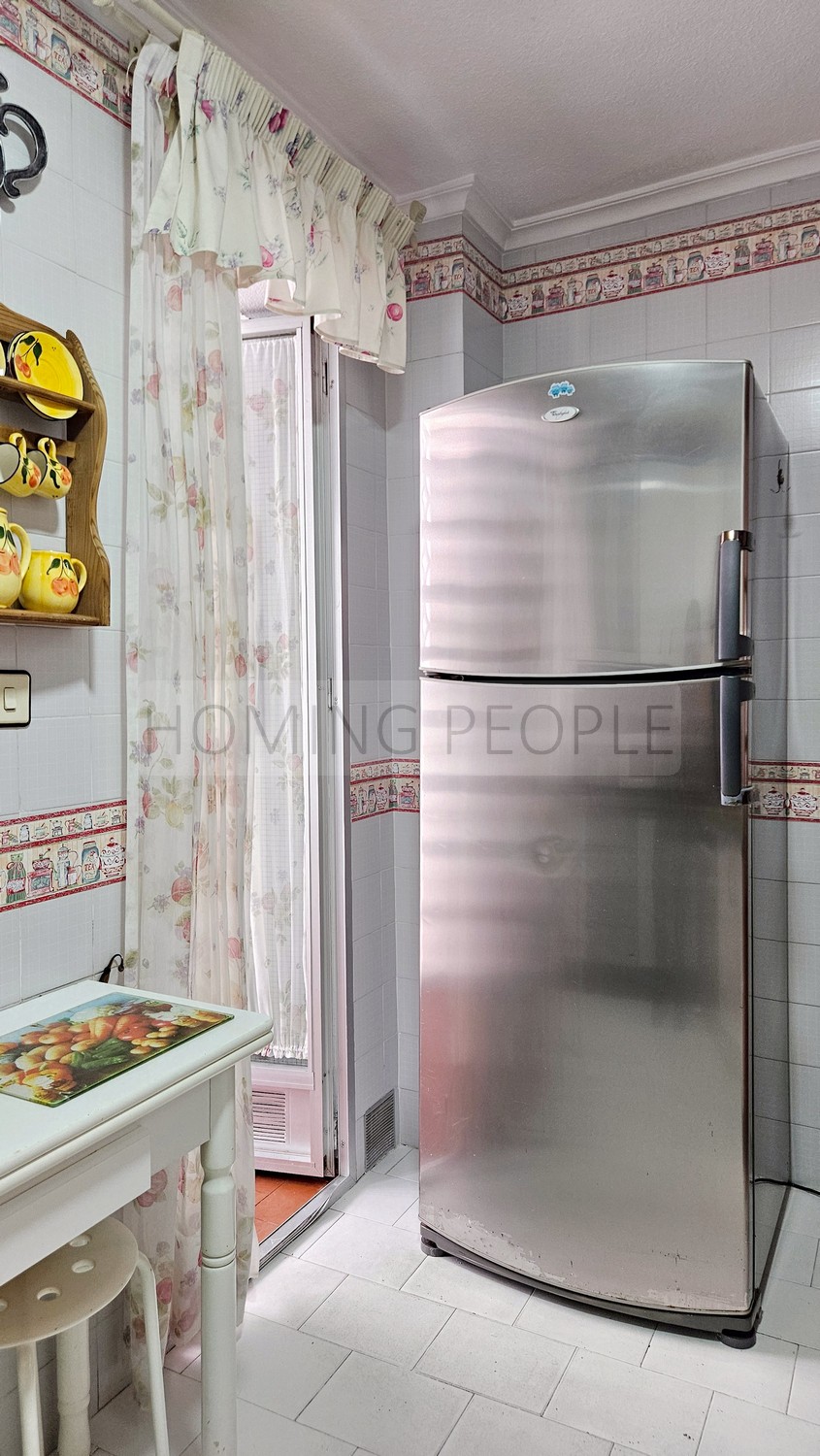 Central flat: Opposite the municipal market, with terrace and communal swimming pool